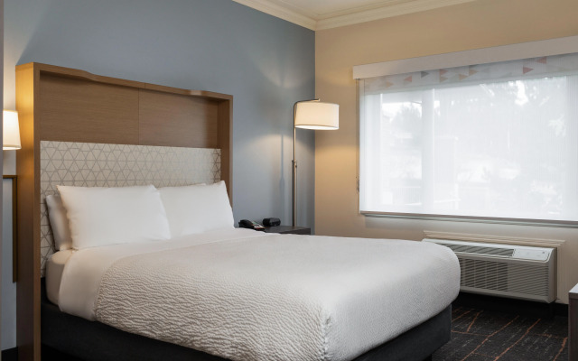 Holiday Inn Victoria Elk Lake by IHG