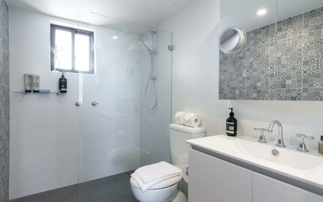 Modern 1 Bedroom Apartment In The Italian Forum