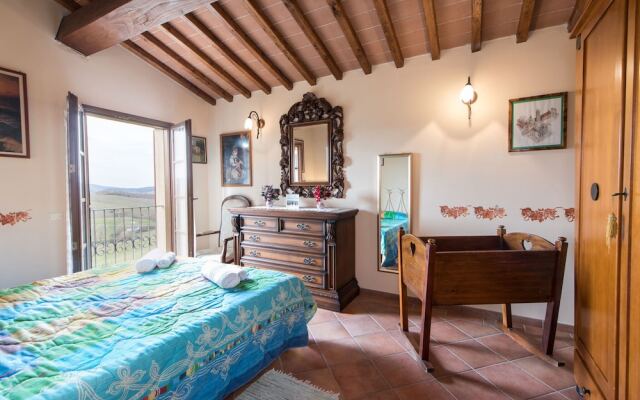 Refreshing Holiday Home in Casole D'elsa With Swimming Pool