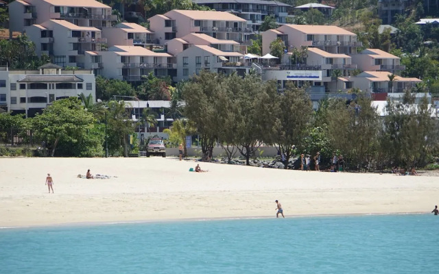 Airlie Seaview Apartments