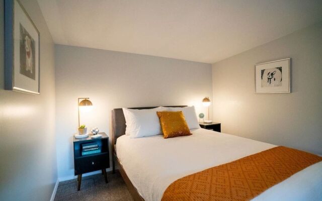 Sophisticated City Escape near DU