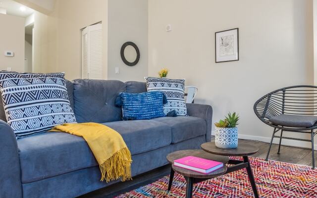 1 BR & 2 BR Apt in Central Business District by Frontdesk