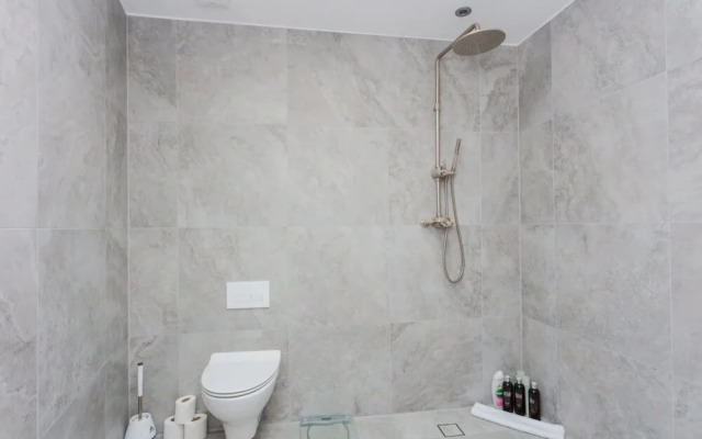 Contemporary 2 Bedroom House in Vibrant Shepherds Bush