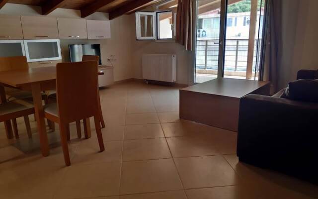 Samaras Apartments in Kamena Vourla