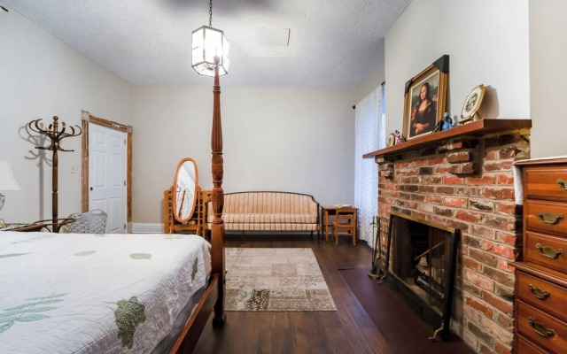 Central 4BR Historic Gem Near Colleges