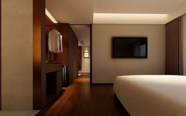 Red Wall Hotel