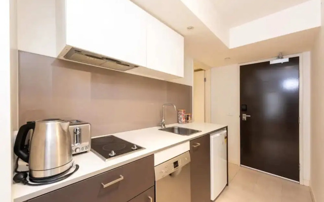 Well Located 1bed Unit in Near Albert Park w/ Gym!