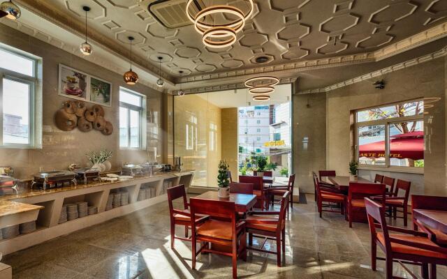 La Castle Hotel