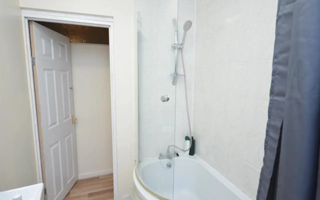 Cheerful 4 bedroom House in greater London
