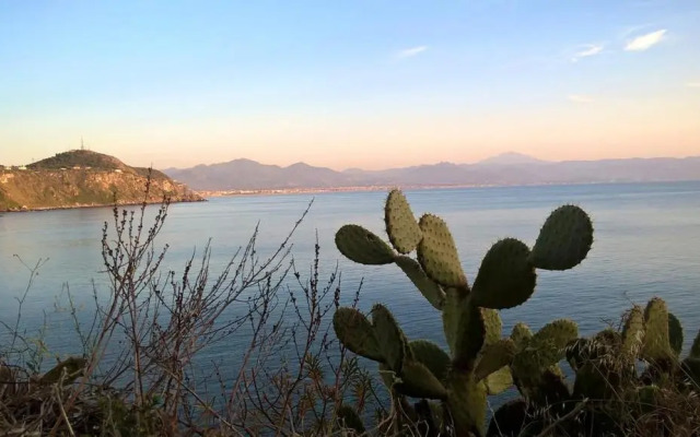 One bedroom appartement at Milazzo 30 m away from the beach with sea view furnished terrace and wifi