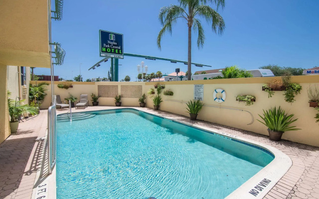 Naples Park Central Hotel