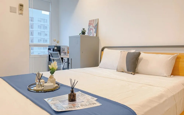 Minimalist And Comfy Studio Apartment At Cinere Bellevue Suites – Guest Rooms – Depok