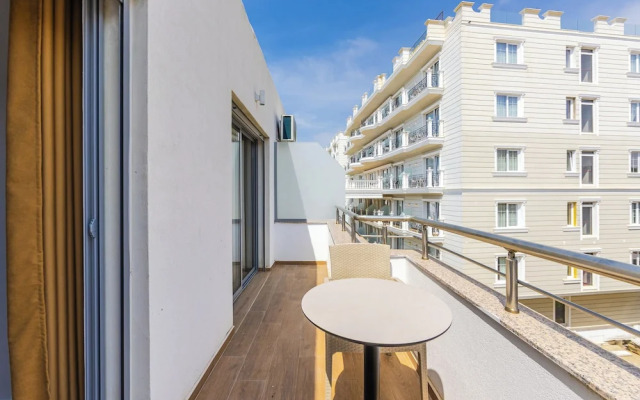 Coastal Chic 2 BDR Apartment