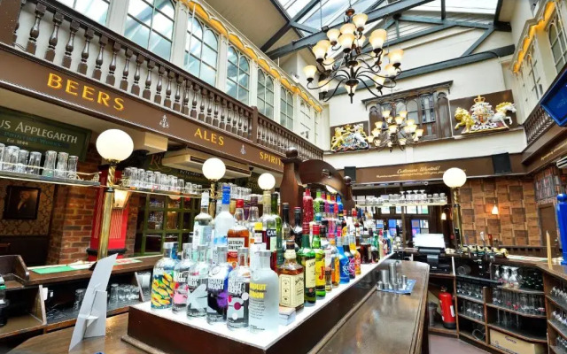 The Royal Victoria & Bull Hotel
