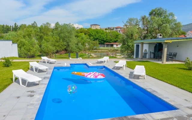 Sweet Retreat-Buna Riverside with pool