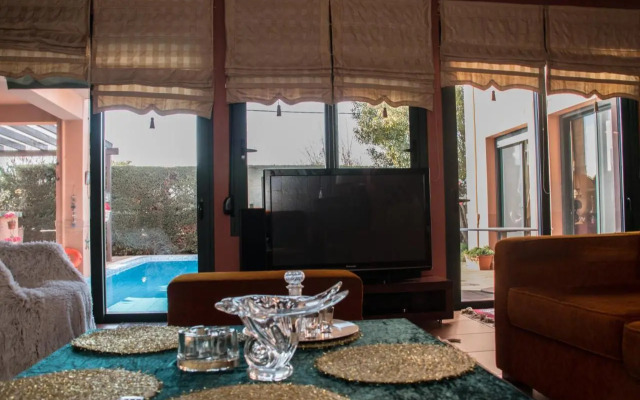 4-seasons pool villa near Meteora