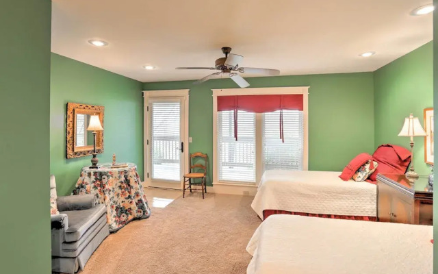 Beautiful Central Fayetteville Townhome w/ Views!