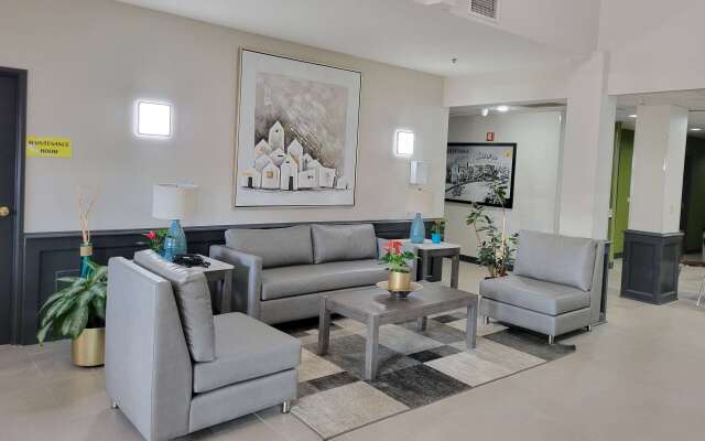 Super 8 by Wyndham Aurora/Naperville Area