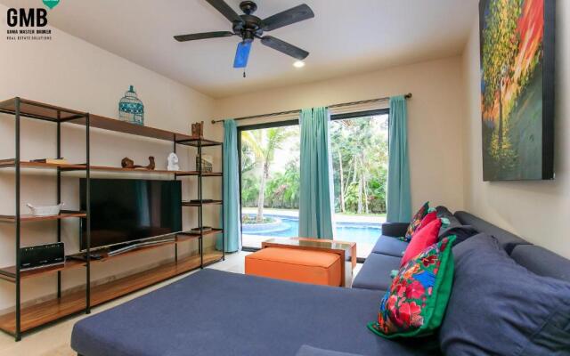 Swim Up Apartment P003