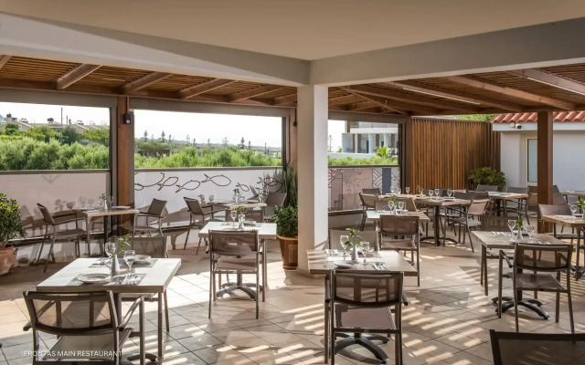 Lavris Hotel & Bungalows*