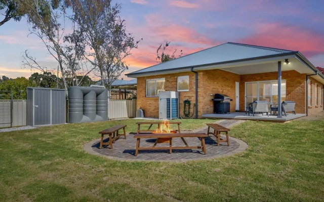 Hideaway on Curran - Modern & Comfy Retreat in CBD Firepit