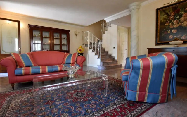 Luxurious Villa in Lombardy with Garden & Hot Tub