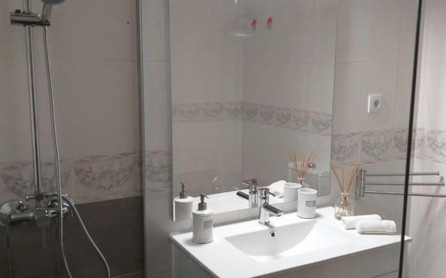 Pretty Sunny Guest Apartment