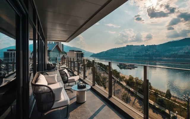 Hualuxe Chongqing Wushan by IHG
