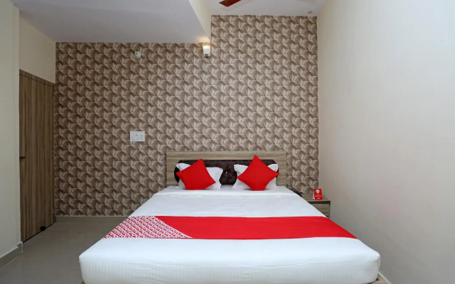 OYO Flagship 11549 Crystal INN