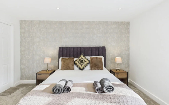 Room-modern Guest Room in West Midlands