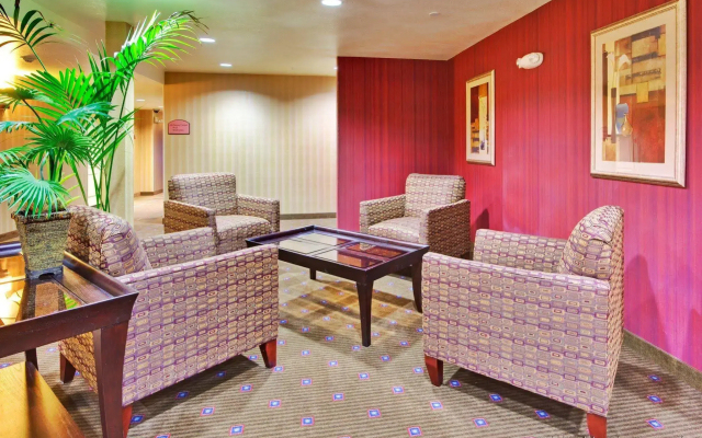 Holiday Inn Express & Suites Hollywood Walk Of Fame