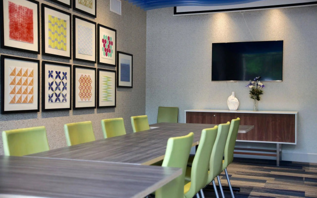 Holiday Inn Express & Suites Oswego by IHG