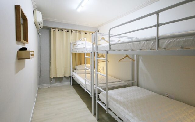 Flat Guest House - Hostel