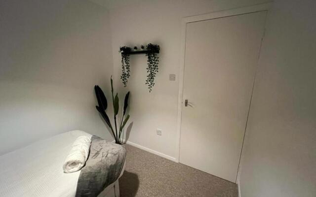 Impeccable 2-bed Apartment in Grays, London