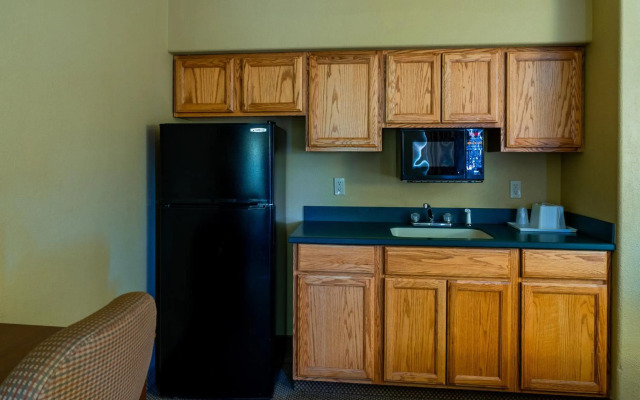 Pinedale Hotel & Suites