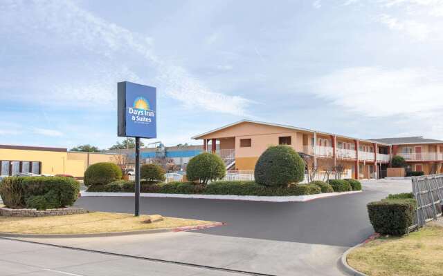 Days Inn & Suites by Wyndham Arlington Near Six Flags