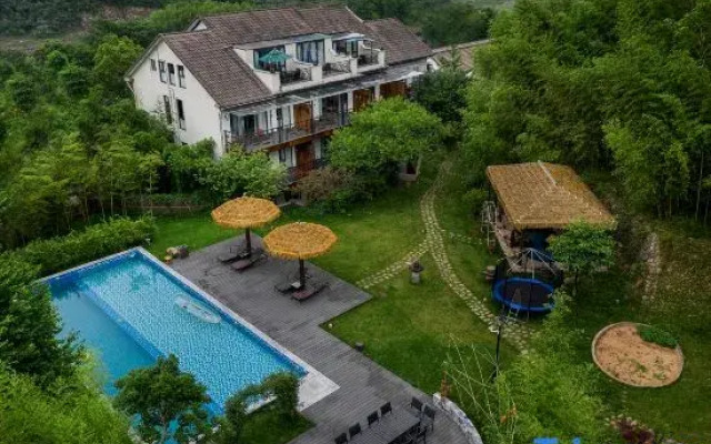 Anji Double Fish Hall Hot Spring Resort B&B (Longwangshan Canyon Drift Shop)