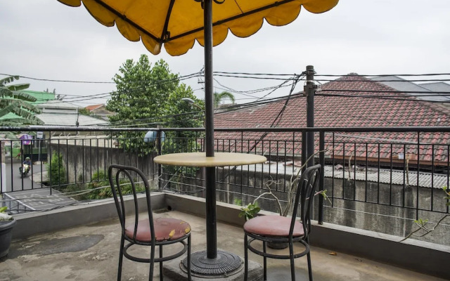 RedDoorz Plus near Dharmawangsa Square 2