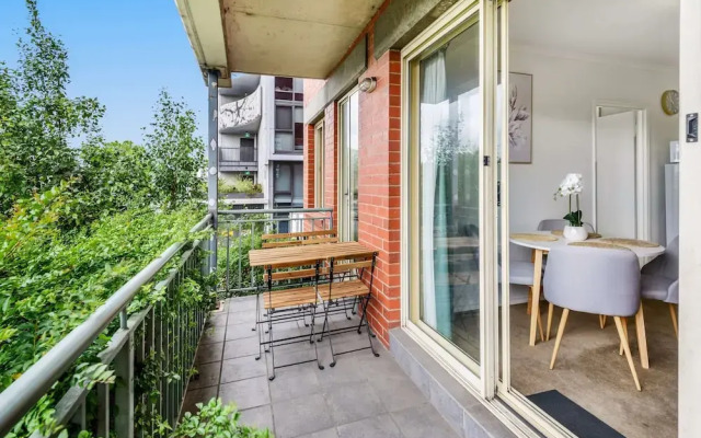 Chic 2-bed Apartment Near Albert Park