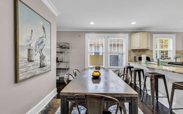 Bright and Modern Close to Everything