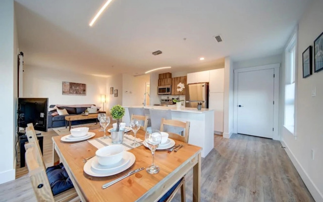 Stylish Modern Condo w Parking Location Coffee