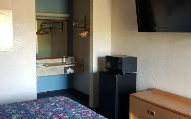 Regency Inn & Suites Bay City