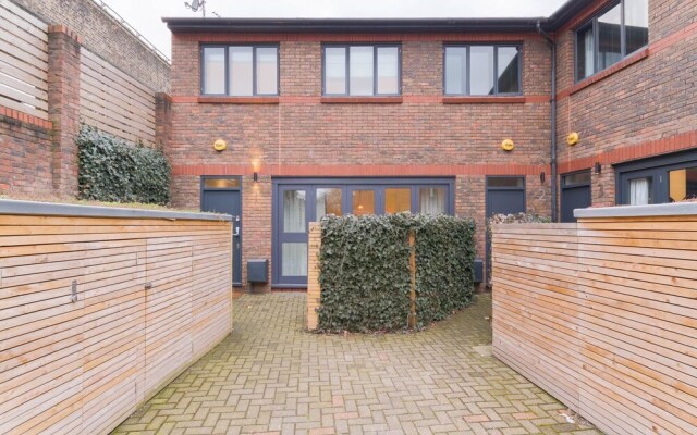 NEW 3 Double Bed House Ravenscourt Park Zone 2