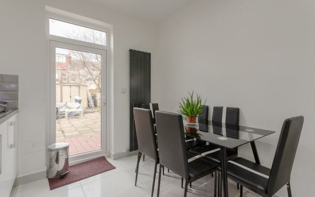 3 Bedroom House In Tooting With Garden