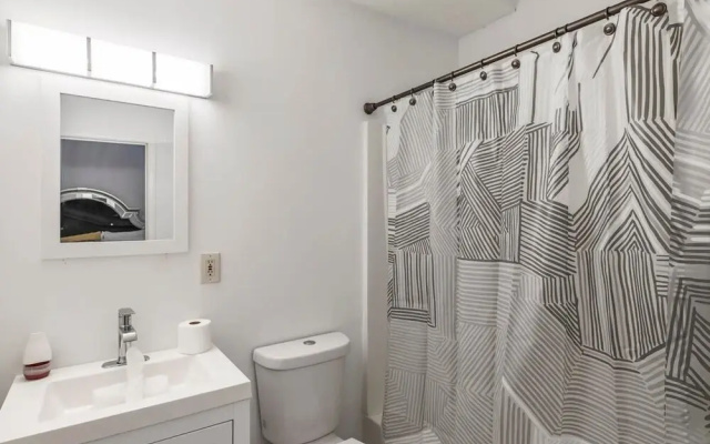 7 bedrooms Spacious House Near Downtown w Parking