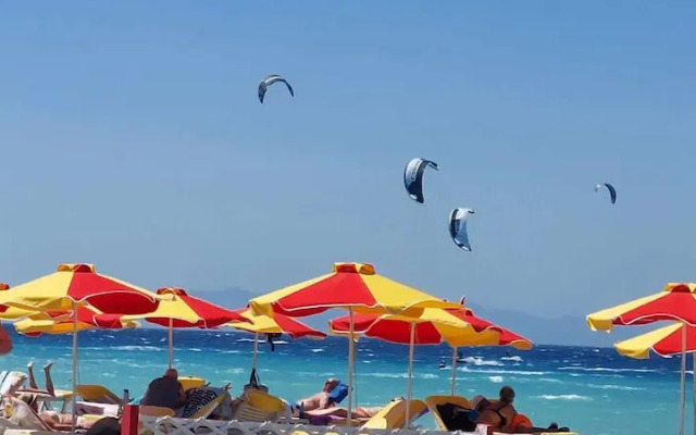 Casa Terra is Near Hillside Area Airport Beach