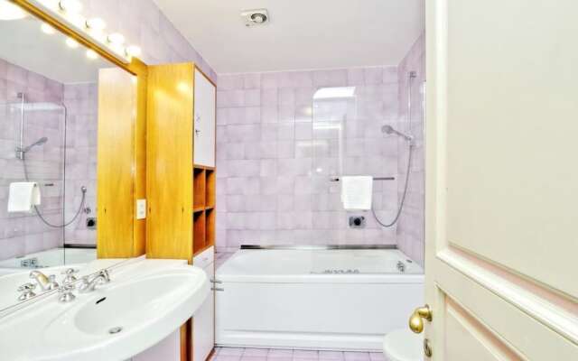 Unique Grand Trevi Fountain Apartment