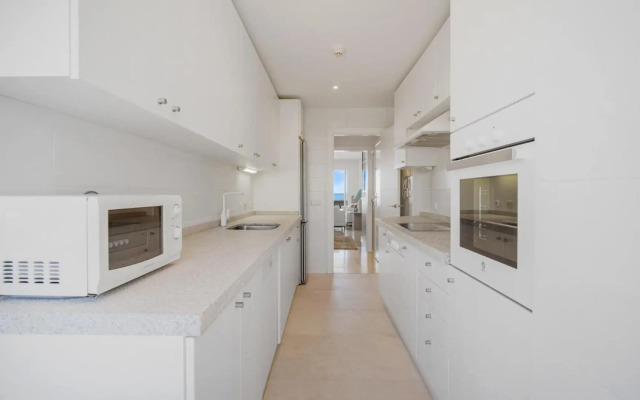 Beach-line apartment with 3 bedrooms in Estepona