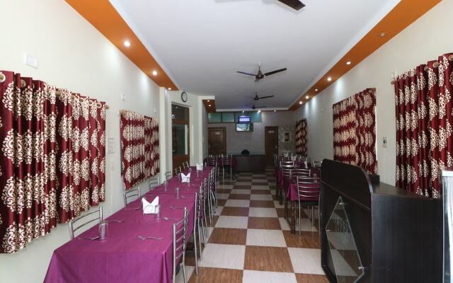 OYO 9848 Hotel Dev Palace