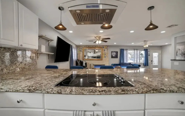Vibrant In Vegas - 4 Bd With Shimmering Pool! 4 Bedroom Home by RedAwning
